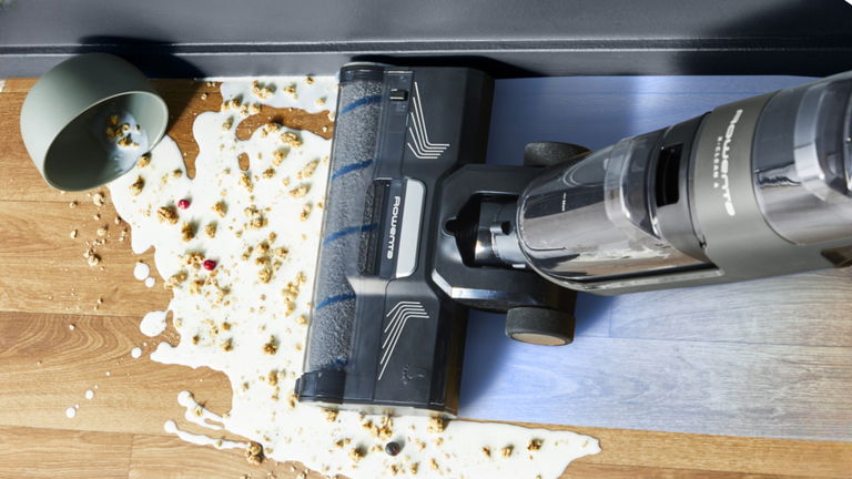 Limpia, aspira y se autolimpia: este invento te quita de fregar para siempre