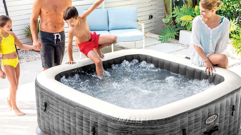 Disfruta del lujo del hidromasaje en casa por mucho menos con este spa hinchable para 4 que ahora cuesta 120 euros menos que su precio oficial