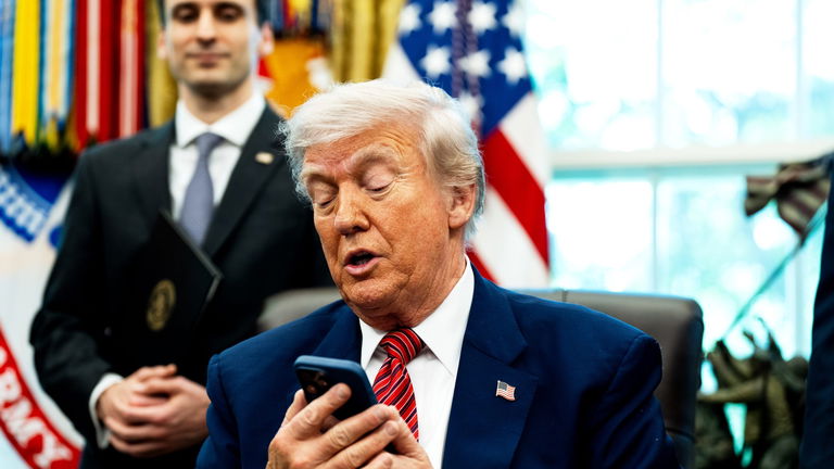 La industria reacciona al móvil de Trump: a Carl Pei le hace gracia y dice que "estamos fritos"