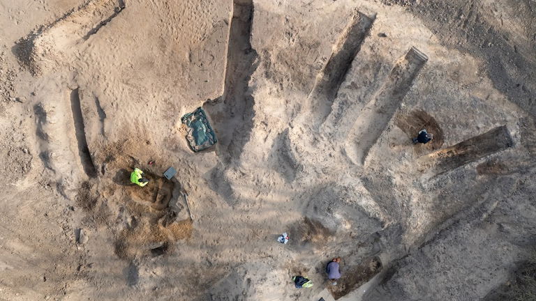 Estaban construyendo un edificio, pero no esperaban encontrarse tumbas cercanas al mítico rey "Bluetooth"