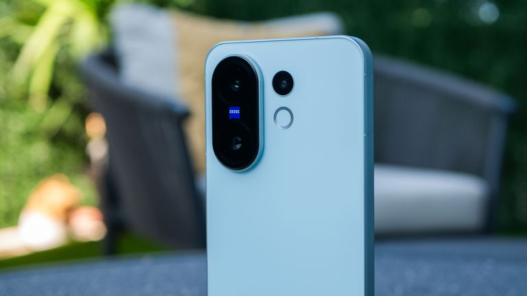 vivo se ha sacado de la manga un móvil compacto con potencia, cámara ZEISS y accesorios incluidos