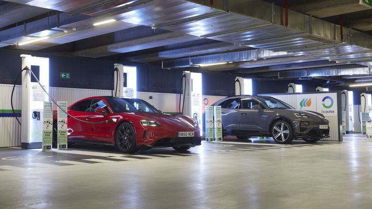 Abre en Madrid la mayor estación de carga ultra rápida para coches eléctricos de toda España