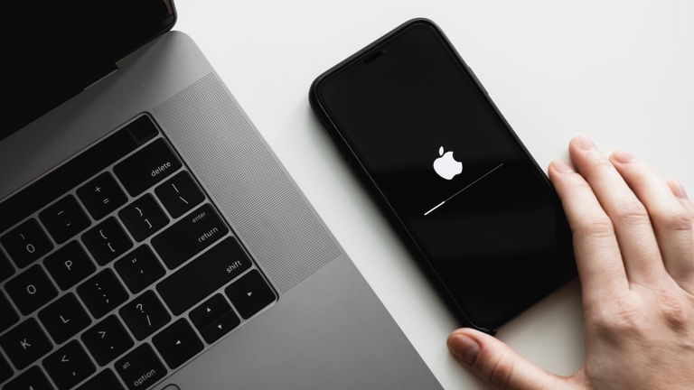 Apple valora un fallo de seguridad de nivel 9,8 sobre 10 en solo 1.000 dólares (y por eso los hackers prefieren el mercado negro)