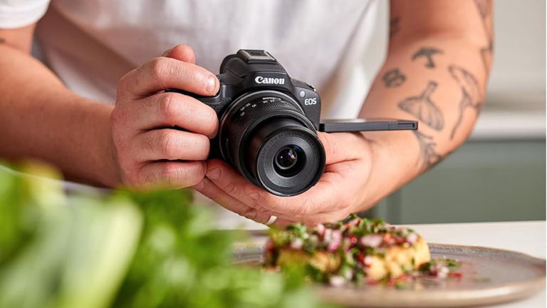 La Canon EOS R50, ideal para creadores de contenido, a precio de chollo con lente incluida