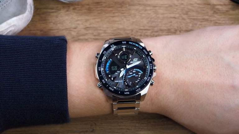 Este Casio parece un cronógrafo clásico, pero se conecta solo y tiene batería infinita