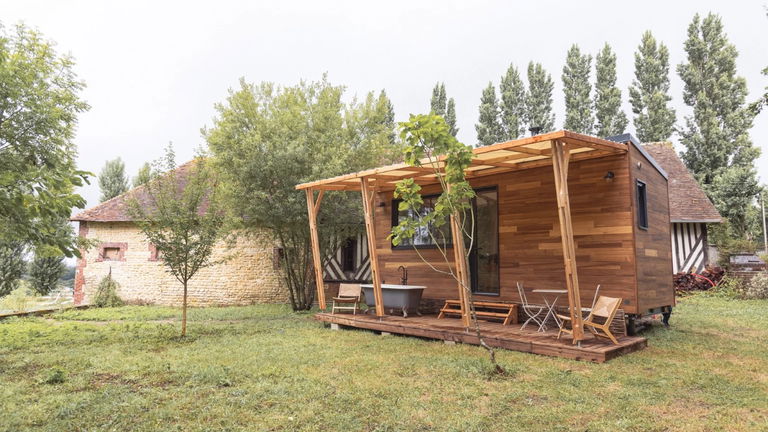 La minicasa más bonita de Normandía tiene bañera exterior y vistas al bosque