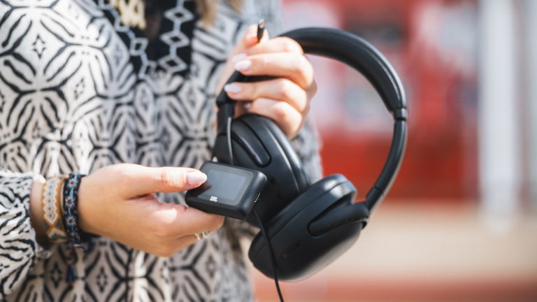 Estos auriculares de JBL cancelan más que el ruido y tienen un truco que los hace perfectos para viajar
