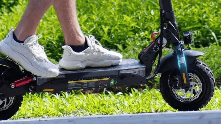 Este patinete eléctrico está arrasando: viene con doble suspensión, 40 kilómetros de autonomía y un precio de absoluto derribo