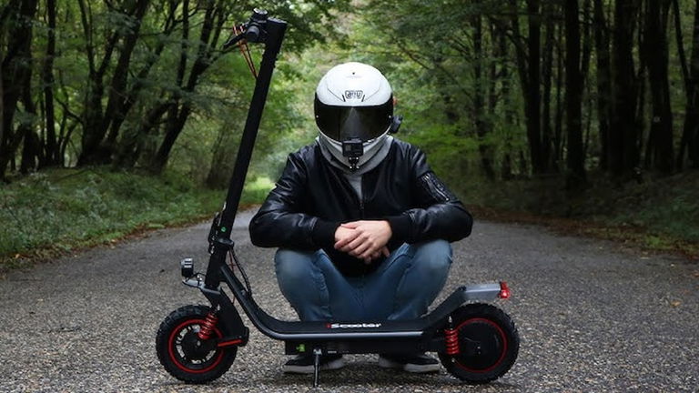 ¿Sueles moverte en patinete? Esta es la nueva señal de la DGT que deberás tener en cuenta a partir de ahora