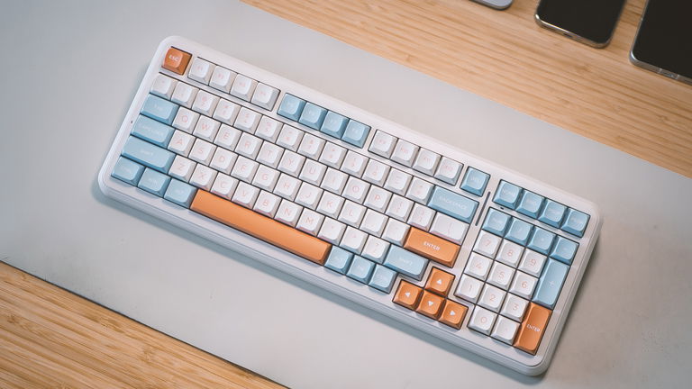 He probado el teclado mecánico viral de 90 euros, y es tan bueno que he guardado en un cajón mi teclado de 400
