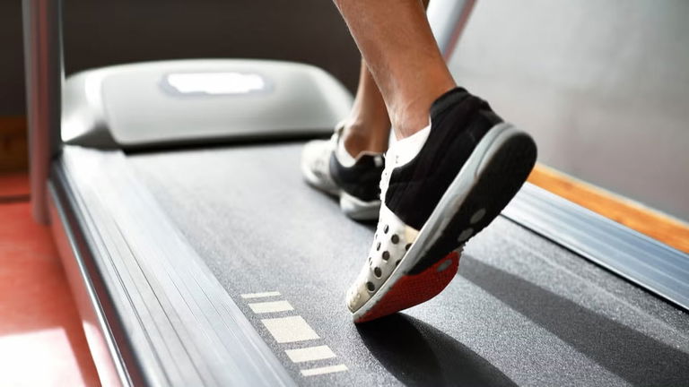 Por solo 94 euros esta cinta de caminar es ideal para combinar con un escritorio elevable