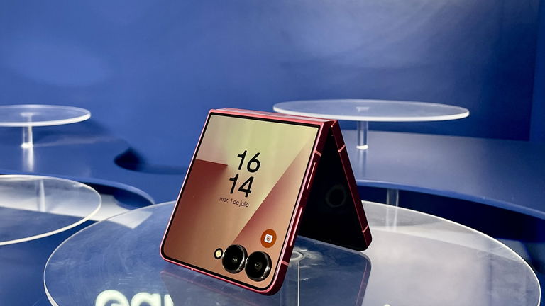 Samsung no detiene la máquina: el Galaxy Z Flip8 será más fino, más cómodo y reducirá también su pliegue central
