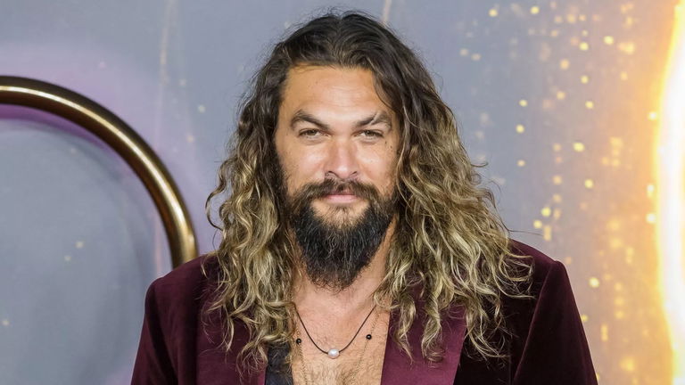 Jason Momoa se afeita la barba por primera vez en años y lo documenta, pero es por una buena causa