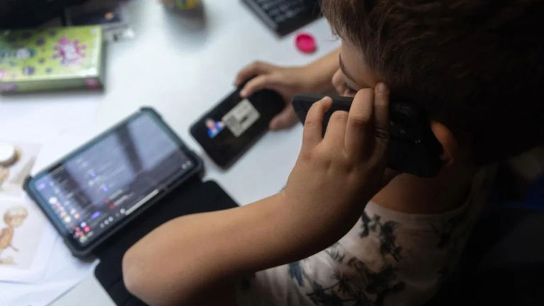 ¿Tu hijo se siente solo? Podría estar reemplazando a sus amigos por chatbots de IA