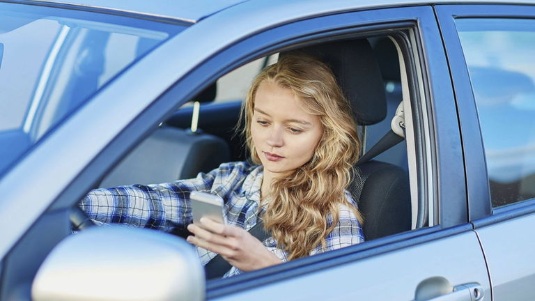 No es para ver Google Maps: el 65% de los adolescentes usan el móvil al volante por puro entretenimiento