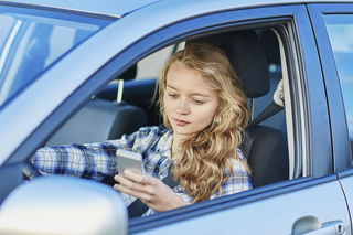 No es para ver Google Maps: el 65% de los adolescentes usan el móvil al volante por puro entretenimiento