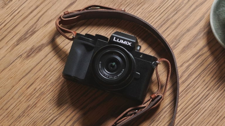 Esta Lumix cabe en la palma de la mano y dispara como si llevaras una réflex