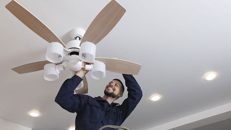 ¿Pasas calor con el ventilador de techo encendido? Puede que no hayas activado el "modo verano"