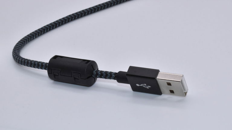 ¿Sabes para qué sirve el cilindro en el cargador de tu PC? Es más importante de lo que crees
