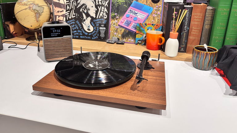 Sí, puedes tener tu tocadiscos conectado por Bluetooth y no, nadie va a juzgarte (bueno, yo un poco sí)