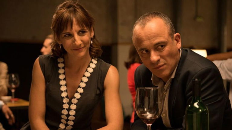 Para mí, una de las mejores series de comedia producidas en España. Tiene 3 temporadas y es perfecta para ver de maratón