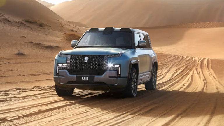 El impresionante coche chino que atrajo todas las miradas en Marbella por girar sobre sí mismo: una bestia de 4 motores que incluso flota en el agua