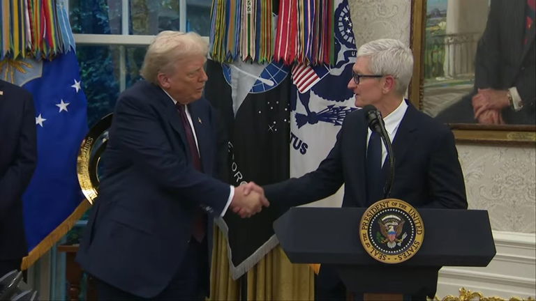 El carísimo regalo de Apple a Trump: una estatua de oro como ofrenda de paz