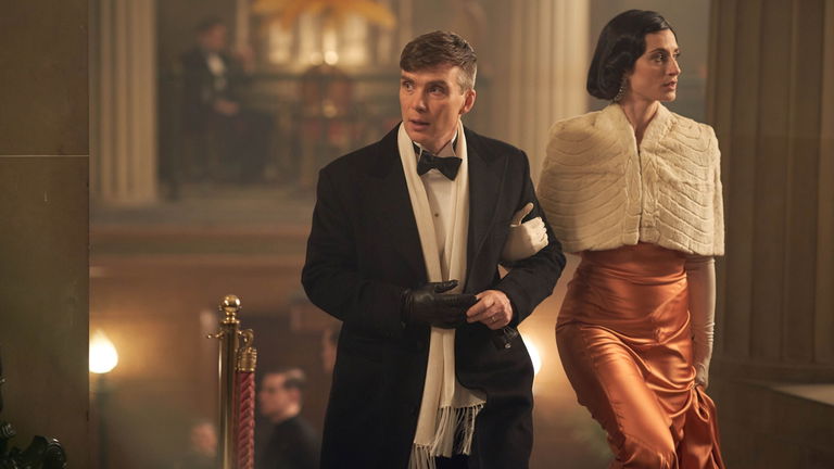 Fans de 007, podéis estar tranquilos: el creador de 'Peaky Blinders' escribirá el guion de la nueva película de James Bond