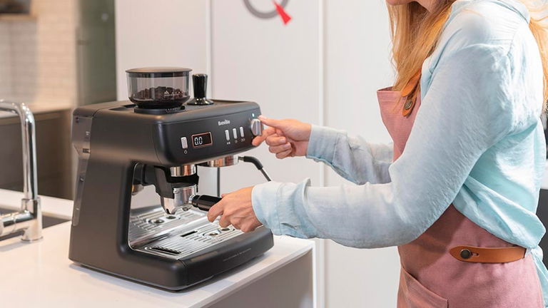 Una cafetera con alma de bar: molinillo, crema densa y leche espumada como en tu sitio favorito