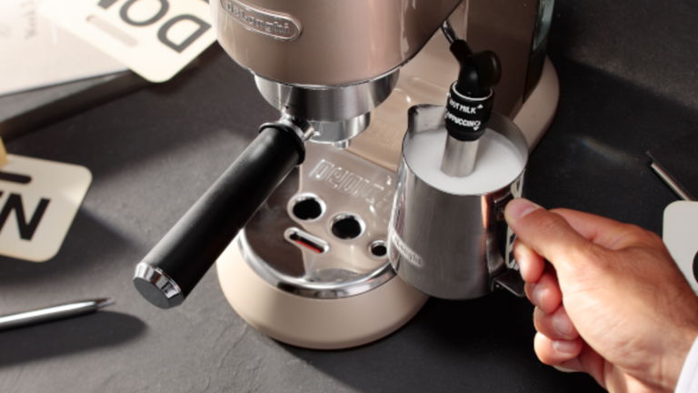La cafetera que cabe en cualquier cocina y prepara café como en el bar, por menos de 150 euros: es de Amazon y nunca había estado tan barata