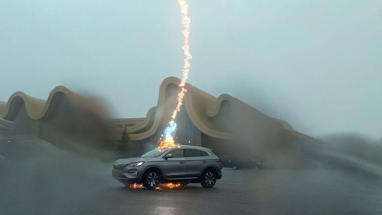 El vídeo que demuestra lo que sucede cuando un coche eléctrico en marcha recibe el impacto de un rayo