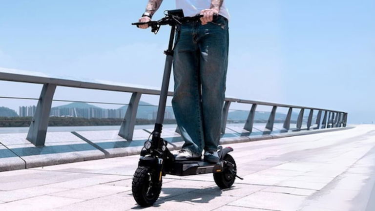 Por 300 euros no existen los patinetes así: viene con motor de 1000 W, ruedas todoterreno y superbatería