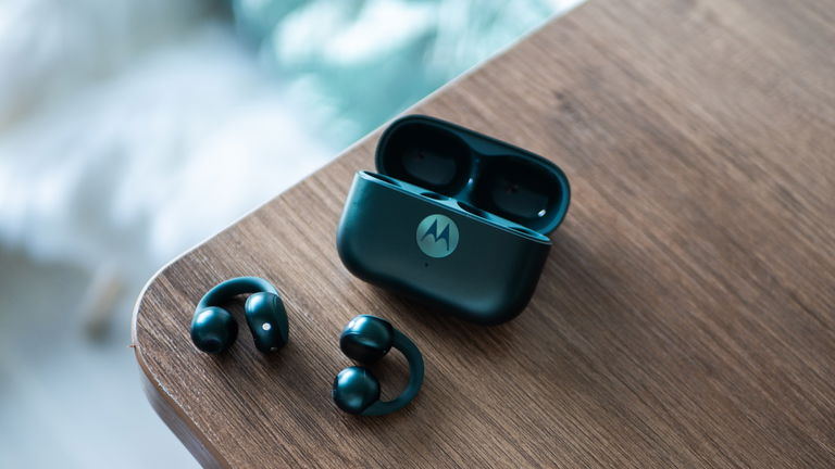 He probado los motorola moto buds loop, los auriculares que no notarás que llevas puestos, pero que, incomprensiblemente, suenan de maravilla