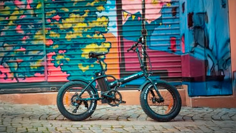 Esta bicicleta eléctrica plegable te permite recorrer hasta 90 km sin sudar y cabe bajo tu escritorio