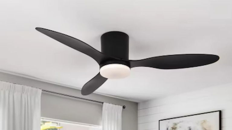 Fácil de instalar y de configurar: este ventilador de techo con luz LED incorporada no cuesta ni 45 euros