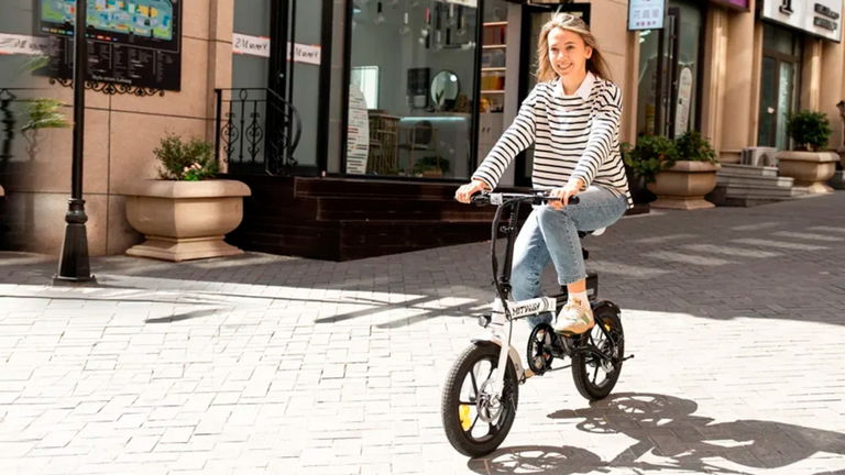 Ligera, urbana y barata: la bici eléctrica que más sentido tiene en ciudad está de oferta en AliExpress