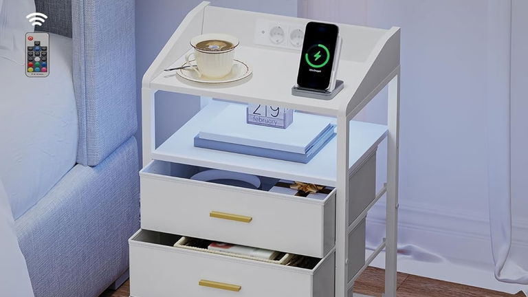 Cambio radical en tu dormitorio con estas mesitas de noche con enchufe y luces LED de colores