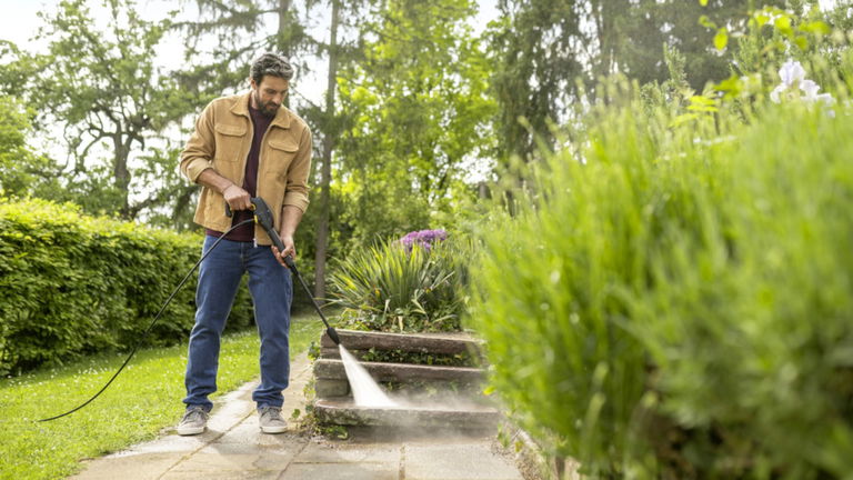 La hidrolimpiadora ideal para terrazas, coches y muebles de jardín desploma su precio