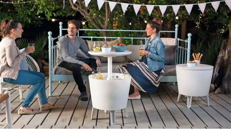 Mesa, nevera y luz ambiental: el accesorio que transforma tu jardín o terraza por menos de lo que crees