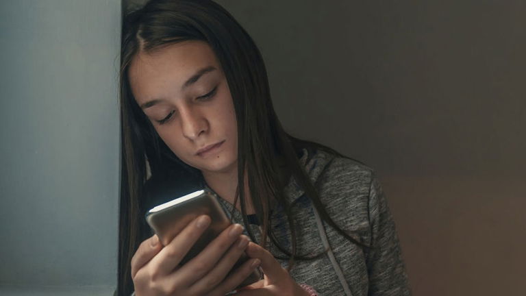 Más pantallas, peor corazón: el demoledor estudio que demuestra el vínculo directo entre el tiempo de uso y el riesgo cardiovascular en jóvenes