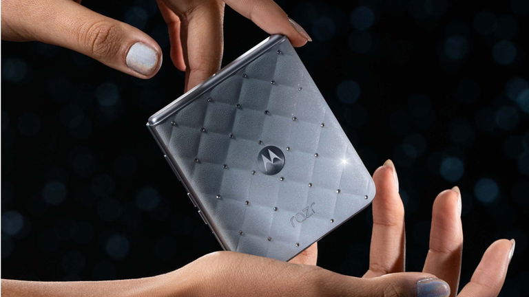 Motorola presenta el Razr 60 y los Buds Loop decorados con cristales Swarovski en su nueva colaboración de lujo