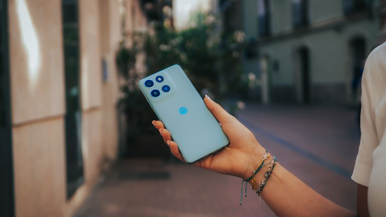 Lo hemos probado y, por 200 euros, este nuevo móvil de motorola es el gama media "triple B" que estabas buscando