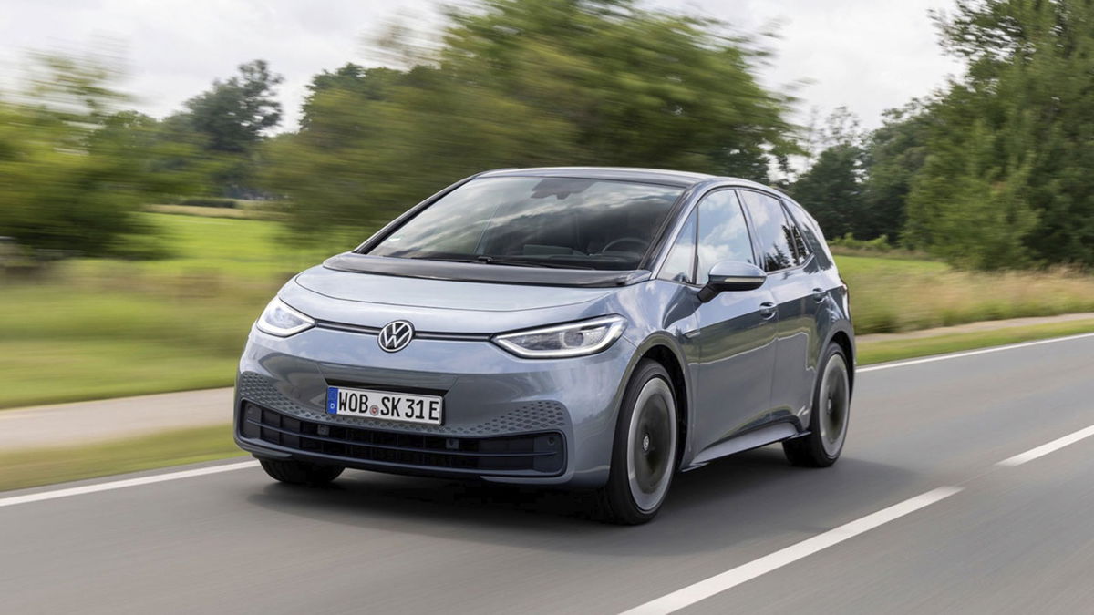 Volkswagen destrona a Tesla en Europa: recupera la corona eléctrica tras crecer un 50% y vender 274.000 coches