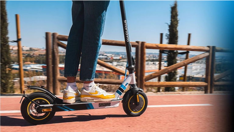 30 km de autonomía, triple freno y ruedas de 10 pulgadas: así es el patinete smartGyro que arrasa por menos de 300 euros