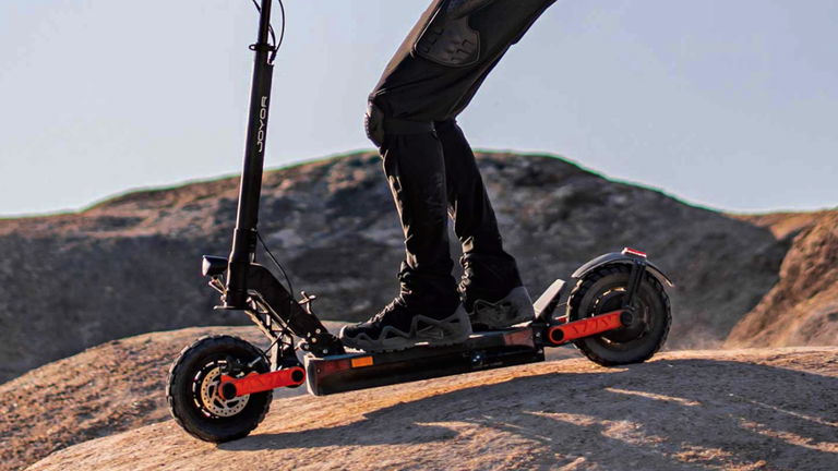 Este patinete es una bestia de 2 ruedas y descuento de escándalo: 2000W de potencia y 70 km de batería