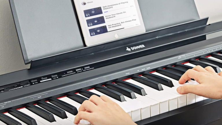 No lo pienses: 88 teclas, triple pedal y descuentazo para este piano digital Donner, perfecto para principiantes