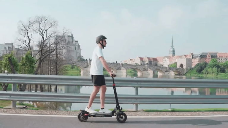 Motor de 800 W y 40 kilómetros de autonomía por menos de 300 euros: este baratísimo patinete eléctrico no durará mucho