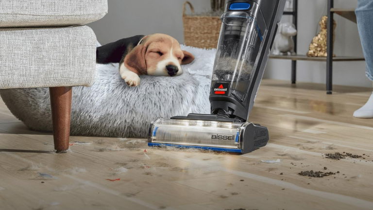 Aspirar y fregar a la vez: esta BISSELL, rebajada al extremo, lo hace con mucha eficacia, con luces FurFinder