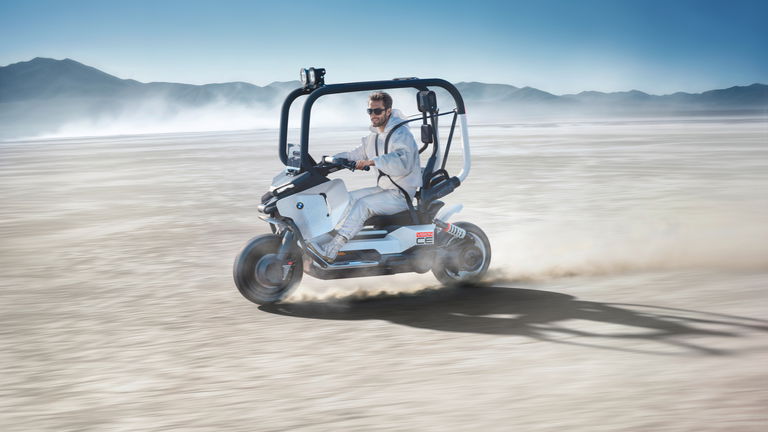 El futuro de las dos ruedas: así es la salvaje moto eléctrica de BMW que no necesita casco