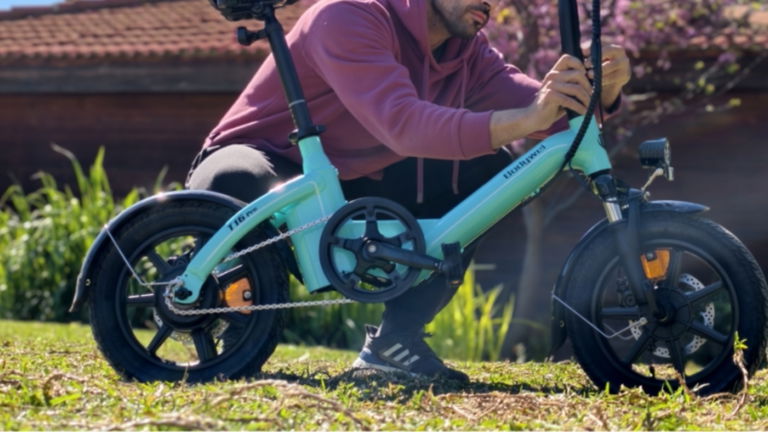 Esta bicicleta eléctrica plegable con frenos de disco dobles está conquistando Amazon y la ciudad